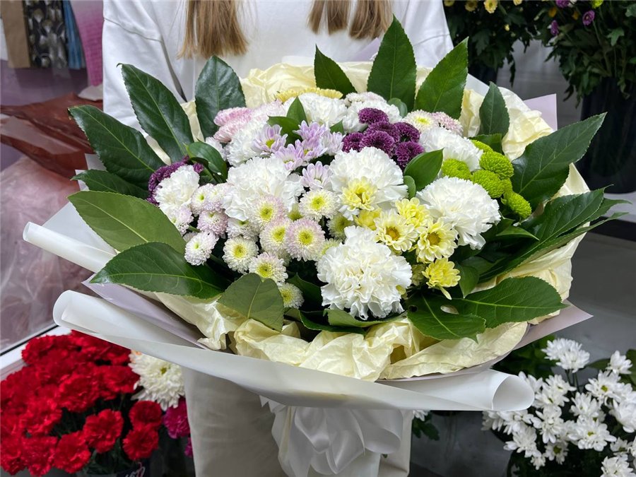 Букет дня из свежей поставки — бело-кремовые хризантемы и гвоздики, цветы с доставкой, город Реутов